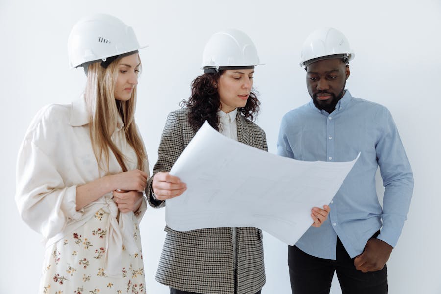 فريق هندسي يراجع مخطط مشروع ضمن مسار استشاري منظم