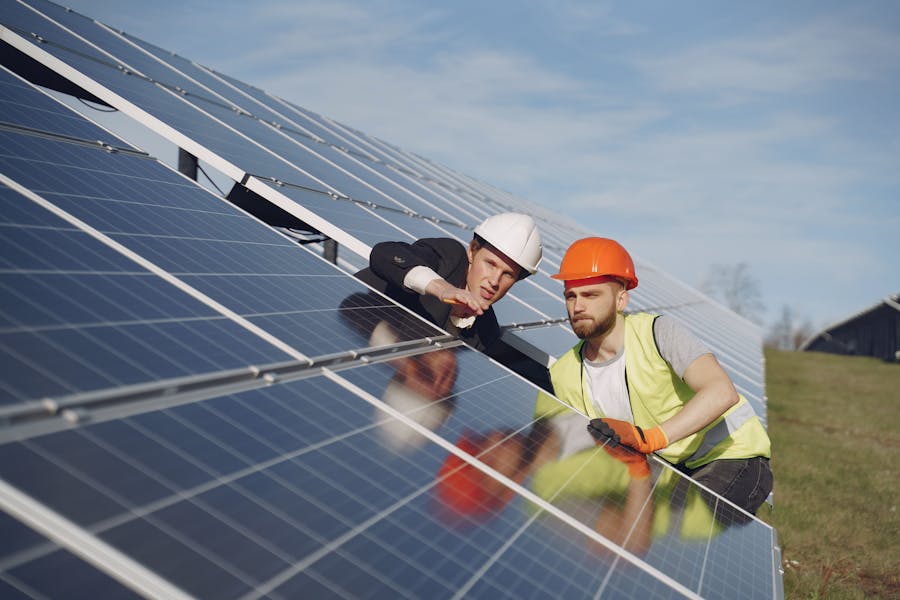 مهندسان يفحصان ألواح الطاقة ضمن مسار التنفيذ